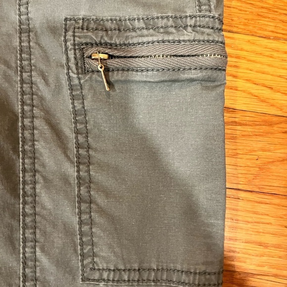 NWT NEW Chico's Convertible Poplin Cargo Cropped Capris. Size 2 - Picture 4 of 5